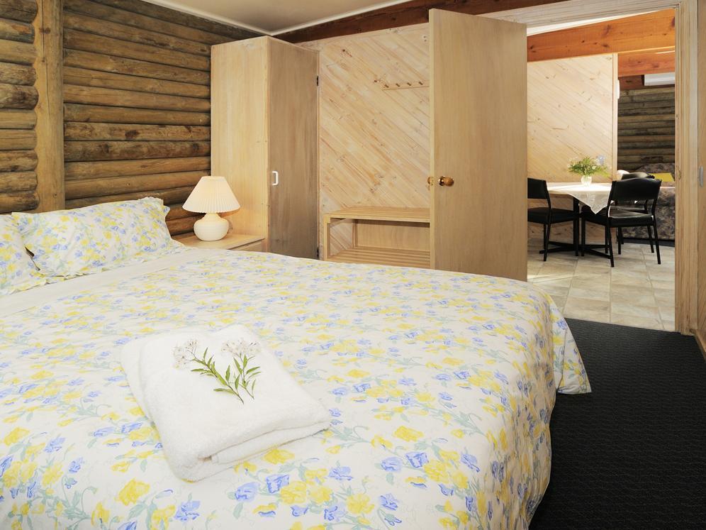 Lazy Acre Log Cabins Lakes Entrance Exterior photo