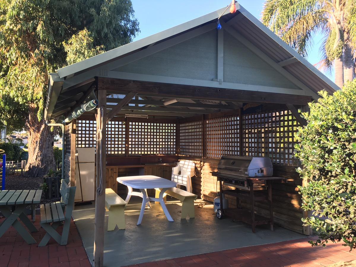 Lazy Acre Log Cabins Lakes Entrance Exterior photo
