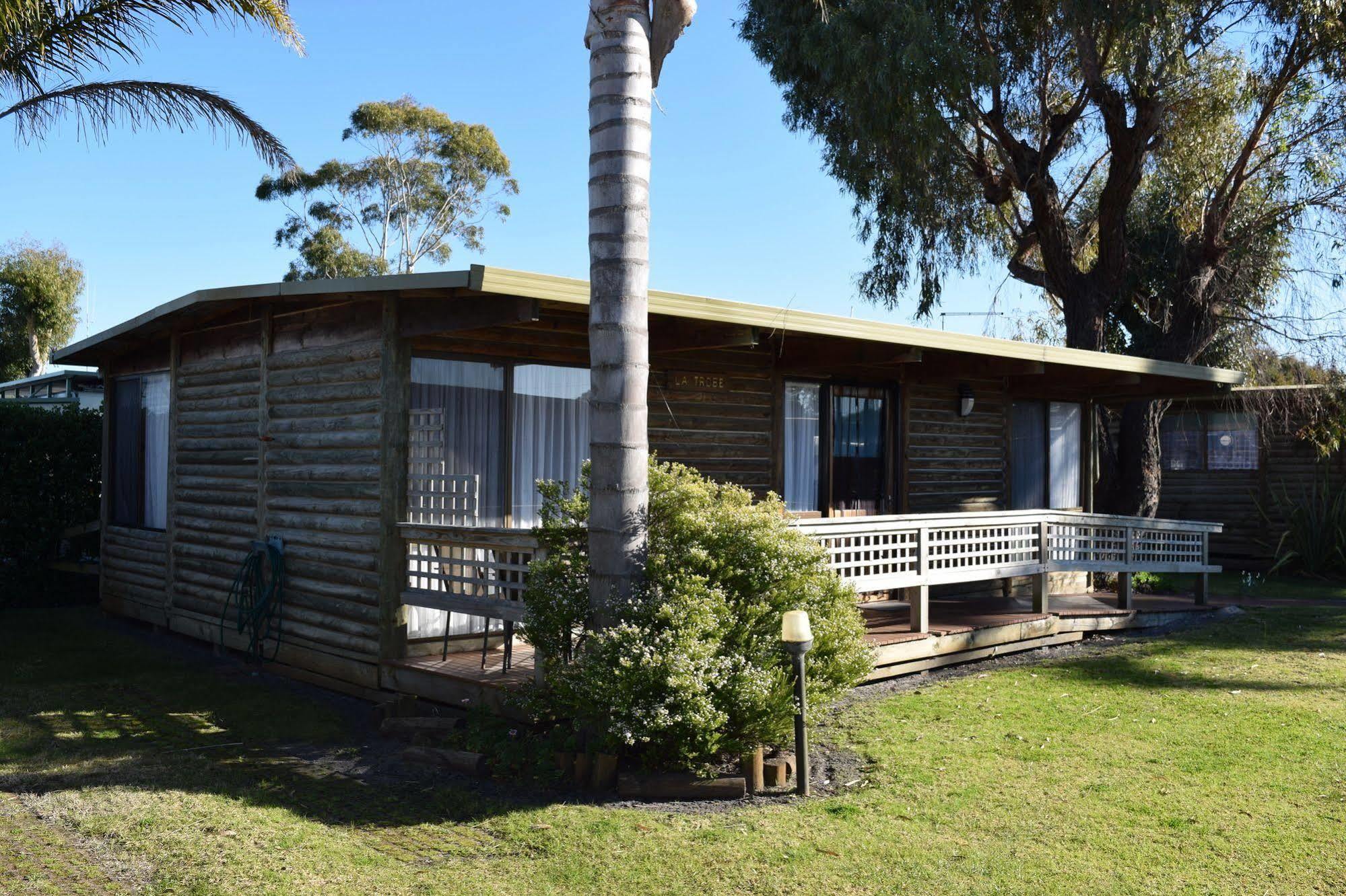 Lazy Acre Log Cabins Lakes Entrance Exterior photo