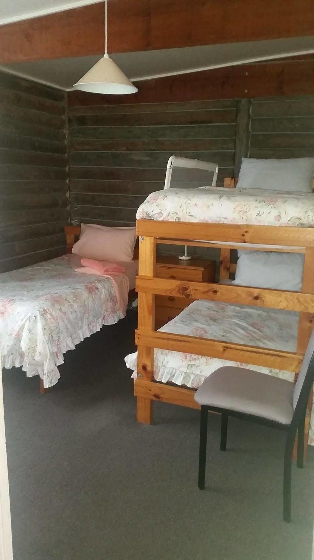 Lazy Acre Log Cabins Lakes Entrance Exterior photo