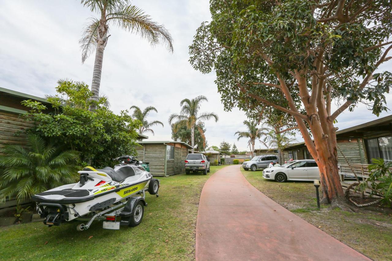 Lazy Acre Log Cabins Lakes Entrance Exterior photo