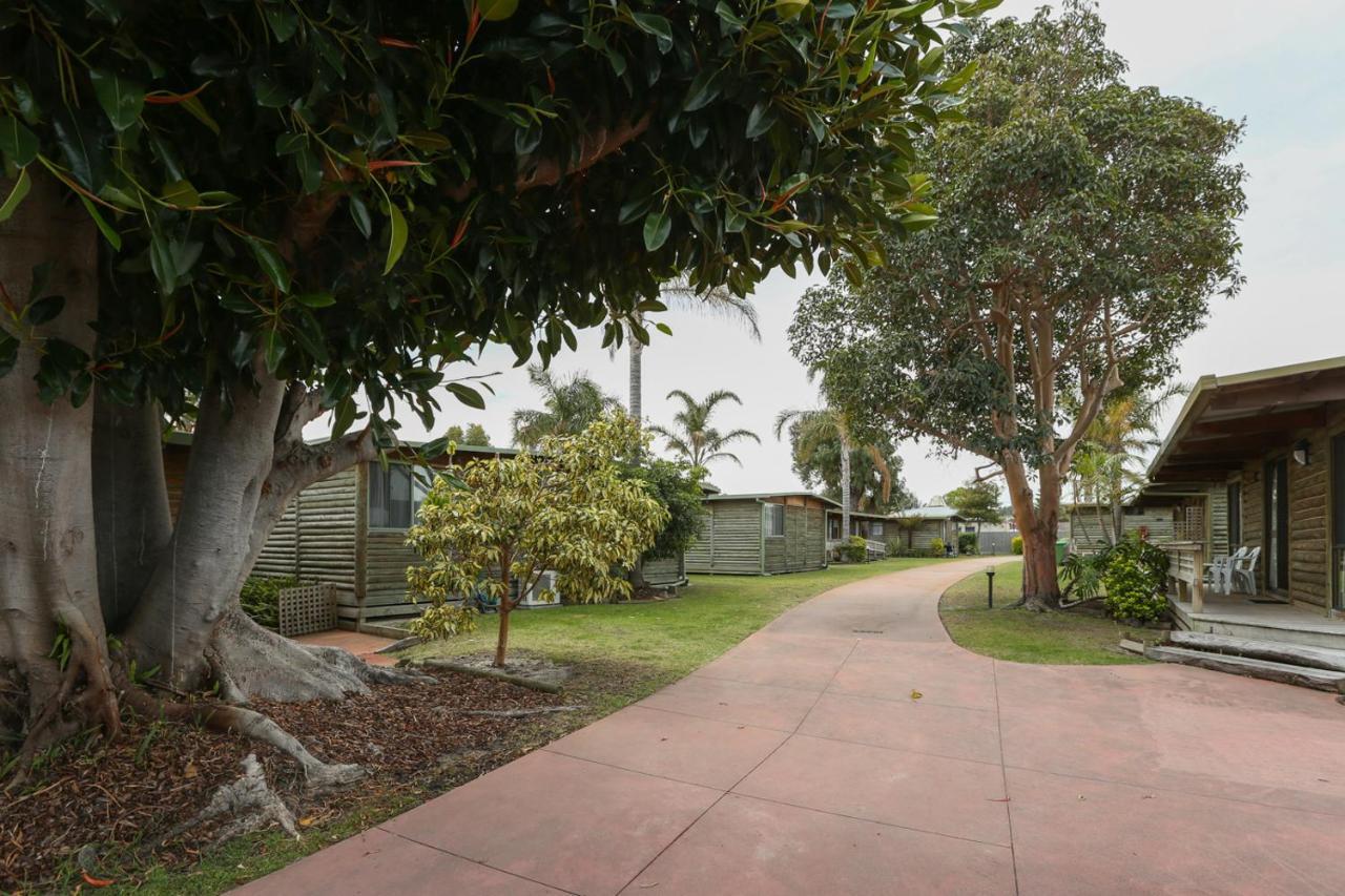 Lazy Acre Log Cabins Lakes Entrance Exterior photo