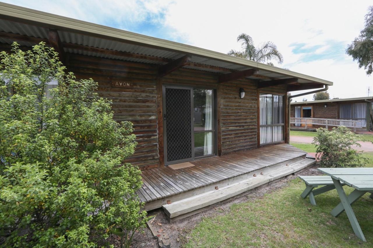Lazy Acre Log Cabins Lakes Entrance Exterior photo