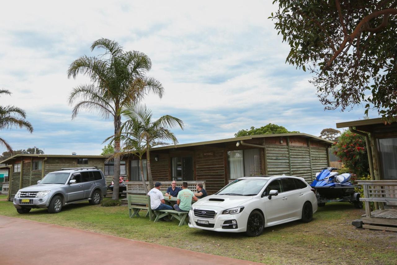 Lazy Acre Log Cabins Lakes Entrance Exterior photo