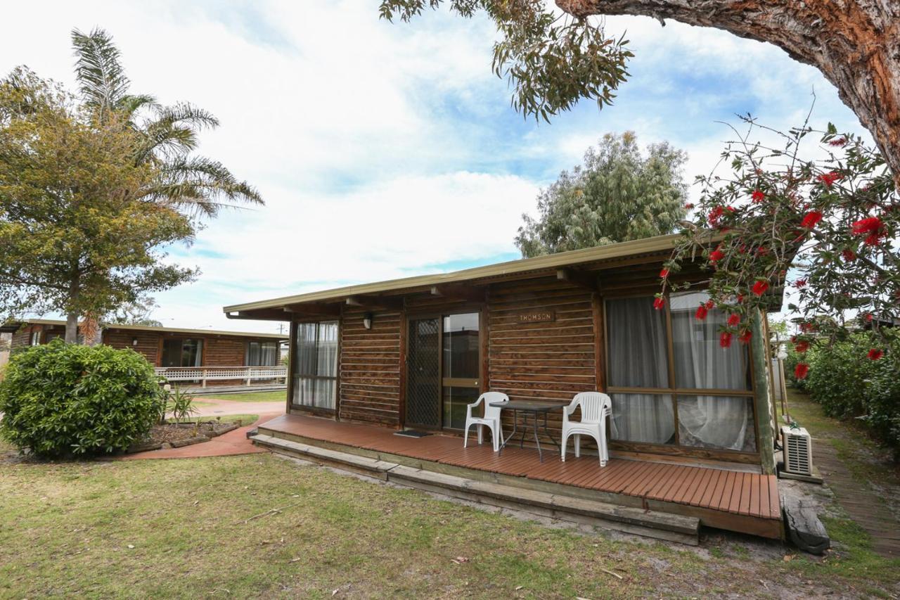 Lazy Acre Log Cabins Lakes Entrance Exterior photo