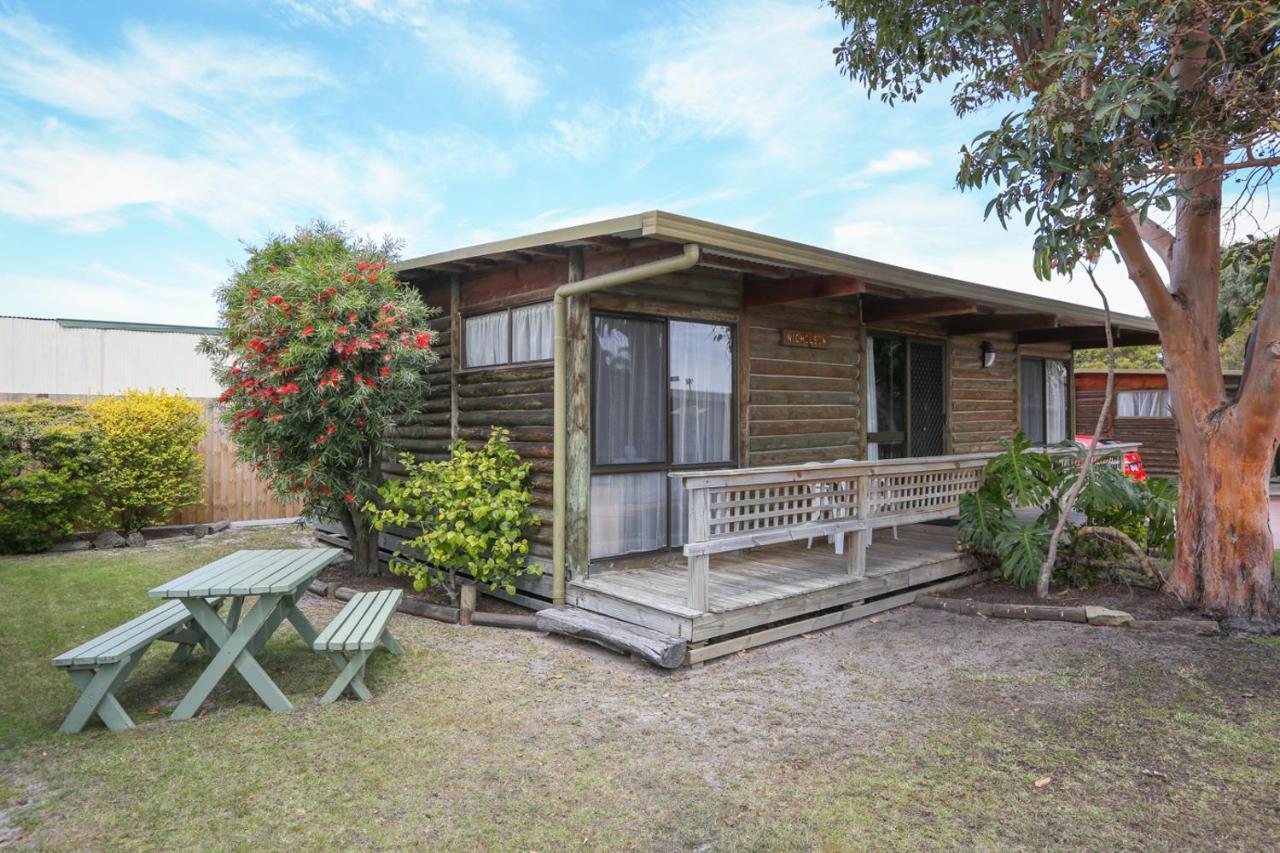 Lazy Acre Log Cabins Lakes Entrance Exterior photo