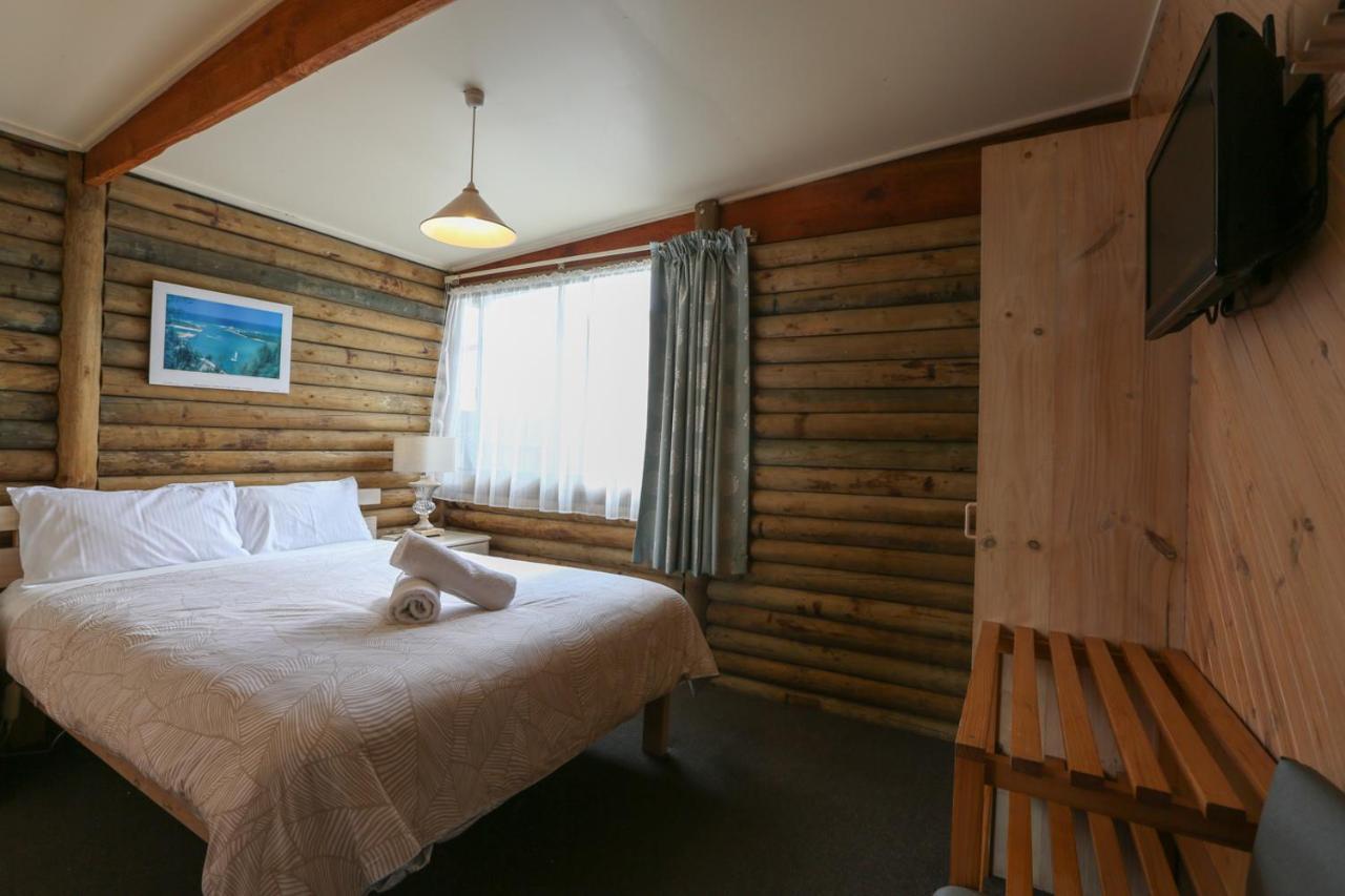Lazy Acre Log Cabins Lakes Entrance Exterior photo