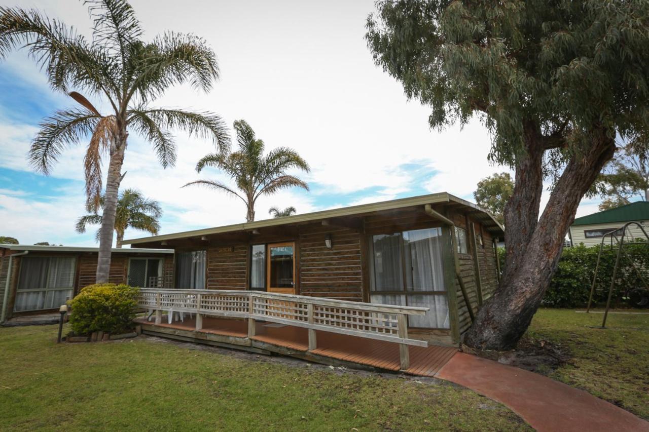Lazy Acre Log Cabins Lakes Entrance Exterior photo