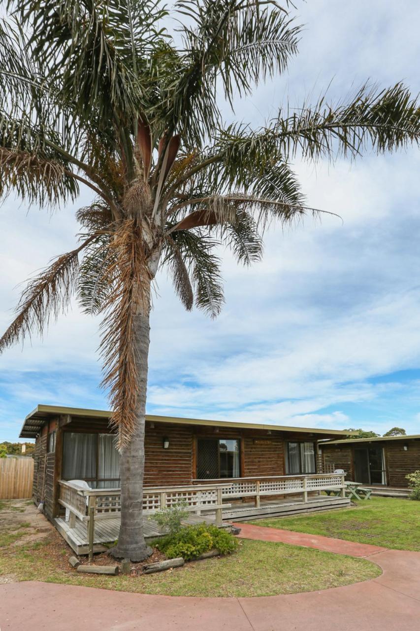 Lazy Acre Log Cabins Lakes Entrance Exterior photo