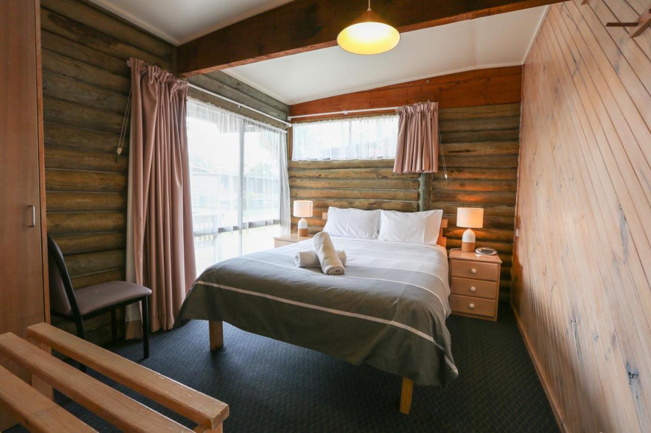 Lazy Acre Log Cabins Lakes Entrance Exterior photo