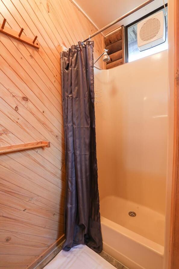 Lazy Acre Log Cabins Lakes Entrance Exterior photo