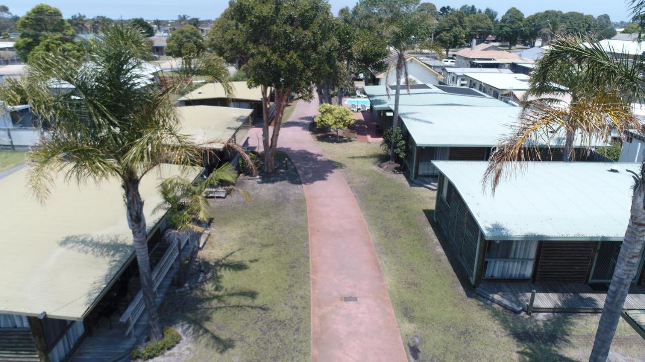 Lazy Acre Log Cabins Lakes Entrance Exterior photo