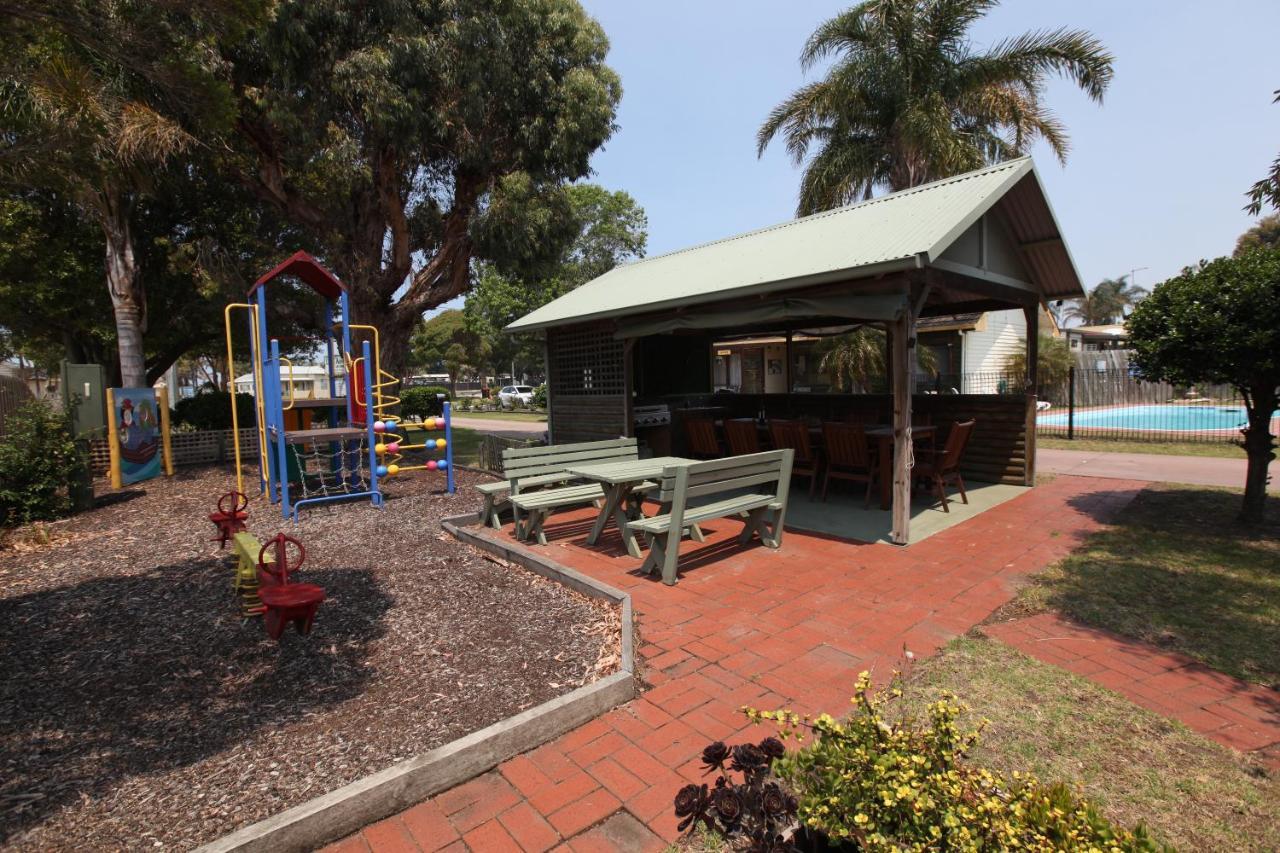 Lazy Acre Log Cabins Lakes Entrance Exterior photo